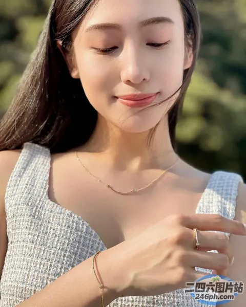 一名女子在森林附近拿着手机的特写