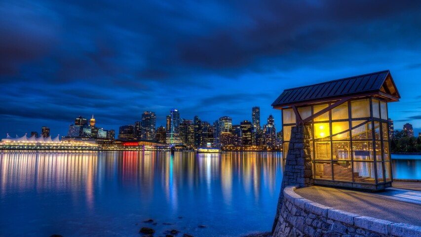 城市天际线的夜景，岸边有一座小建筑