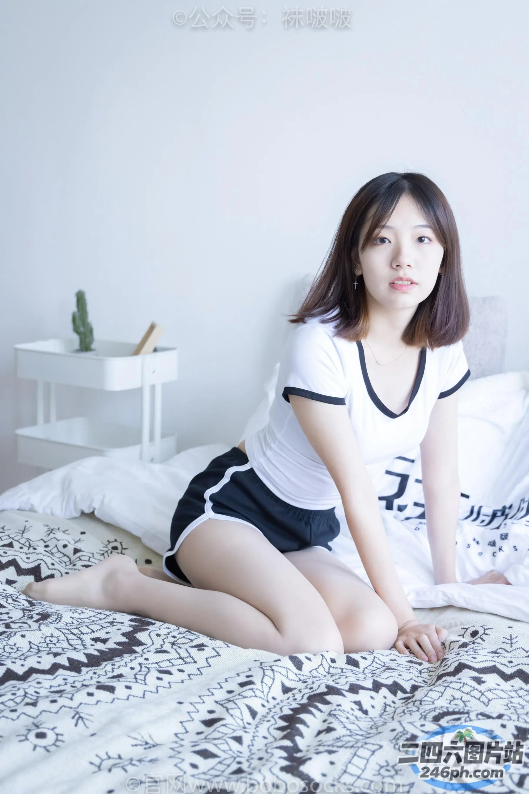 阿拉夫德亚洲妇女坐在床上，手里拿着一本书