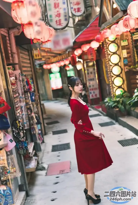 站在狭窄小巷里的红裙子的阿拉菲女人