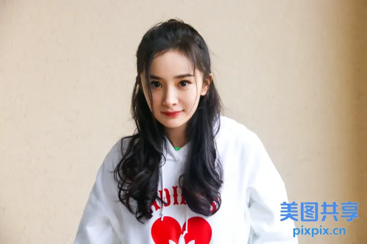 有个女人拿着网球拍站起来