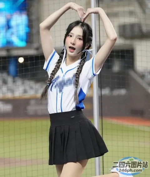 有一名身穿制服的女子在棒球场上摆姿势