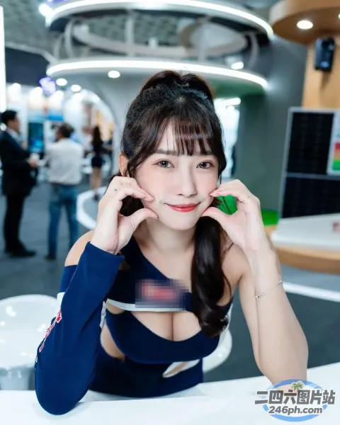 身穿蓝色连衣裙的 araffe 女子坐在桌子旁，耳边挂着手机