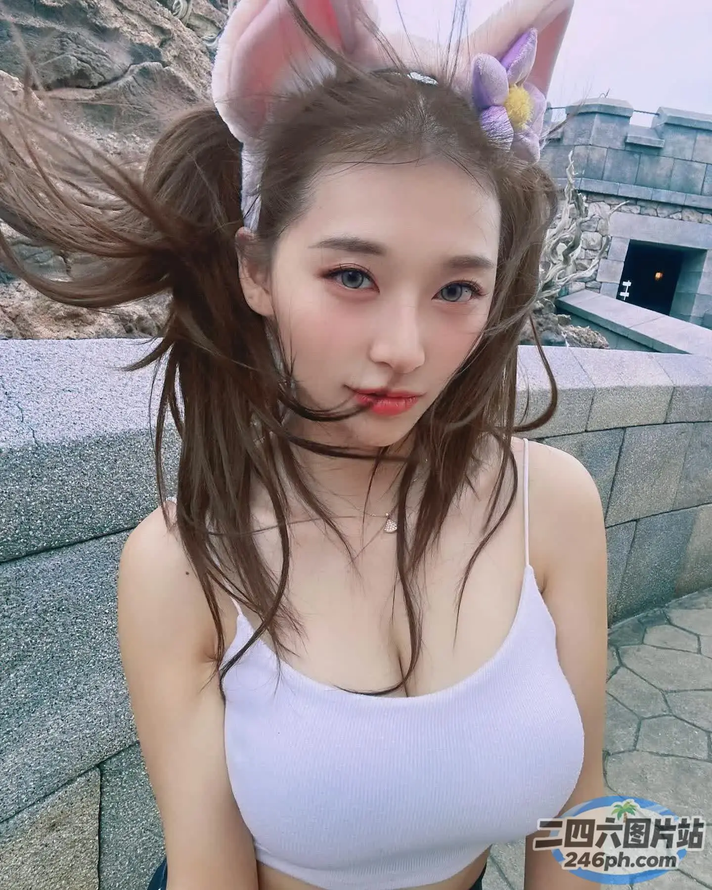 一个戴着兔子耳朵和白色上衣的女人的特写
