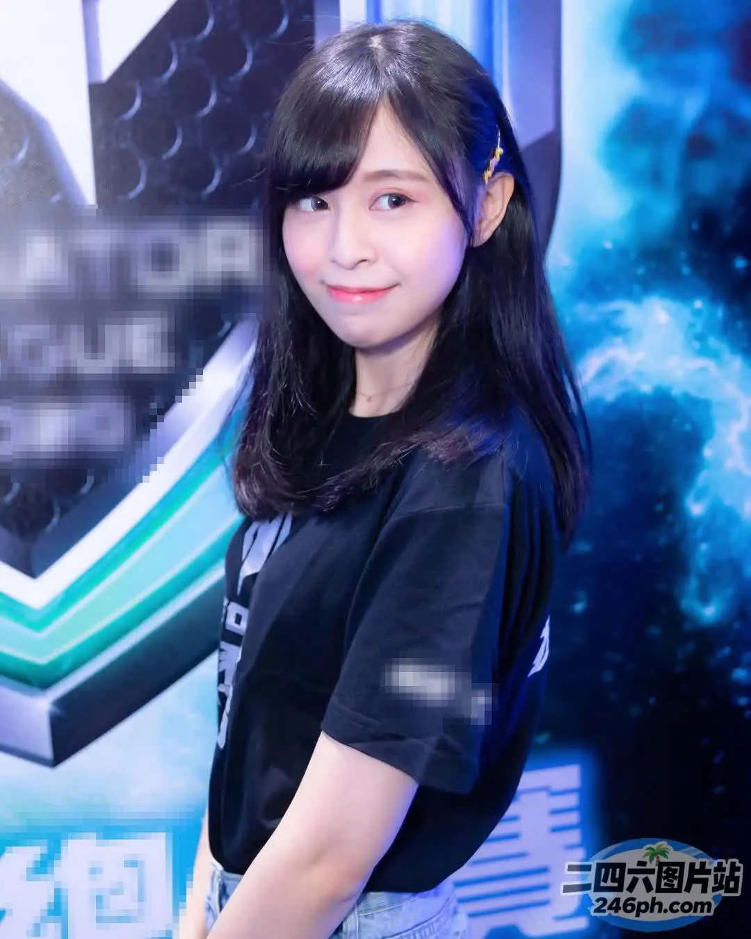 一位女士站在海报前的特写
