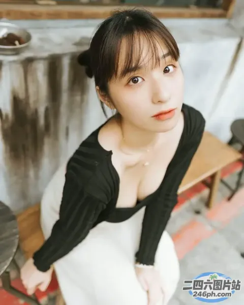 有个女人坐在黑色上衣的长凳上