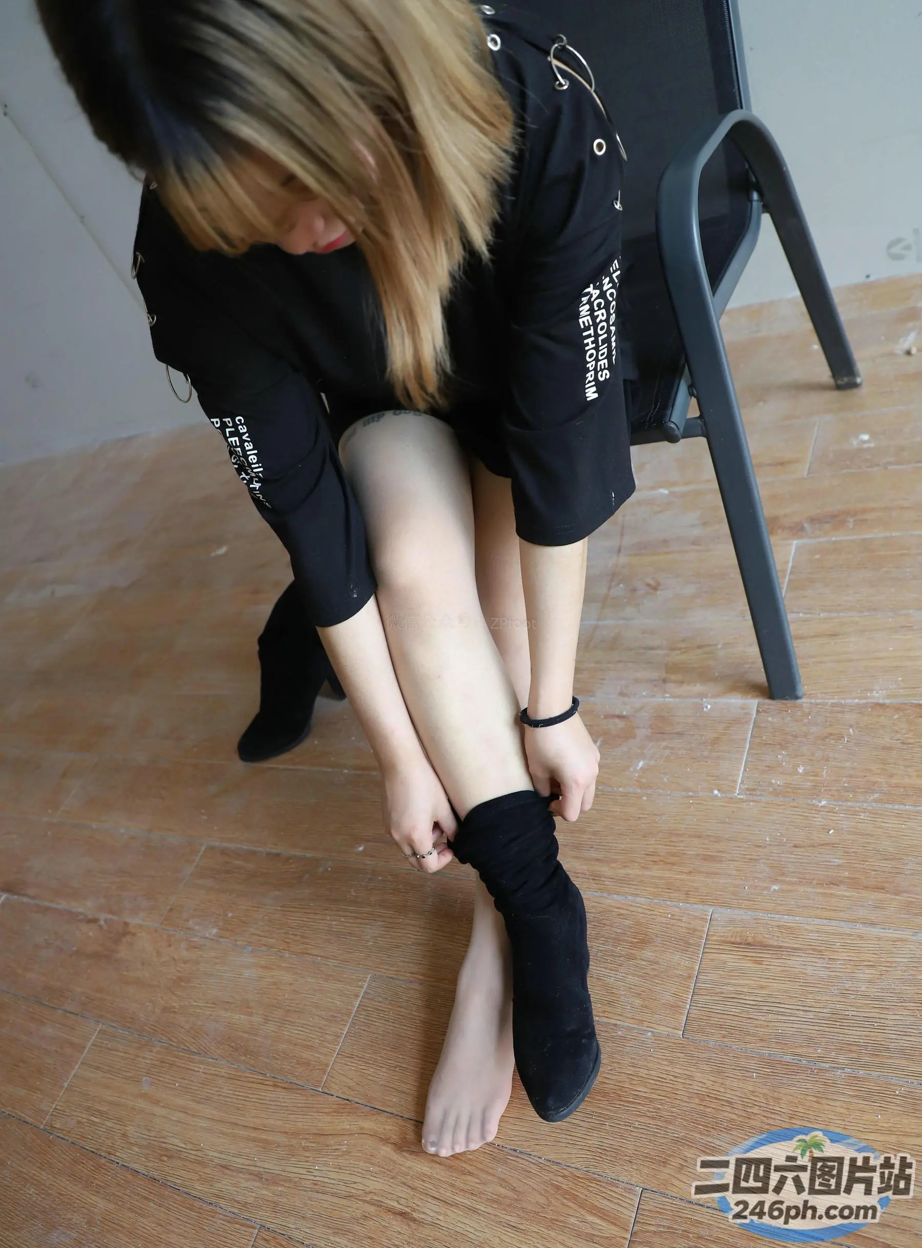 有一个女人把她的鞋子绑在地板上