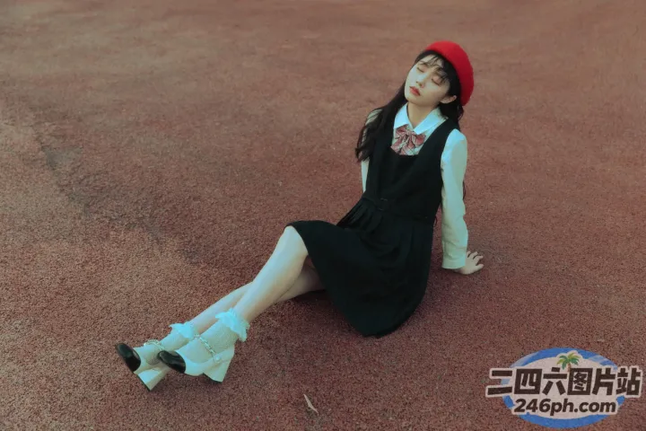 有一个女人坐在地上，双腿交叉