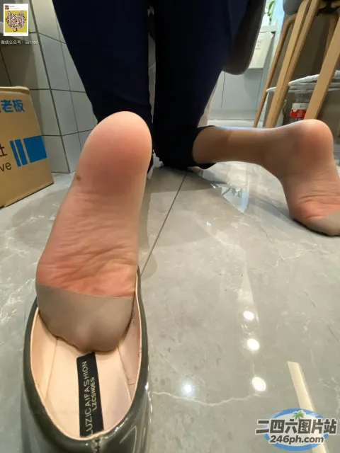 有人穿着一双大脚趾的鞋子