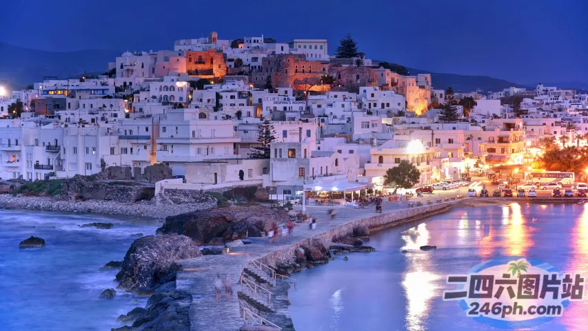 俯瞰大海的山上小镇的夜景