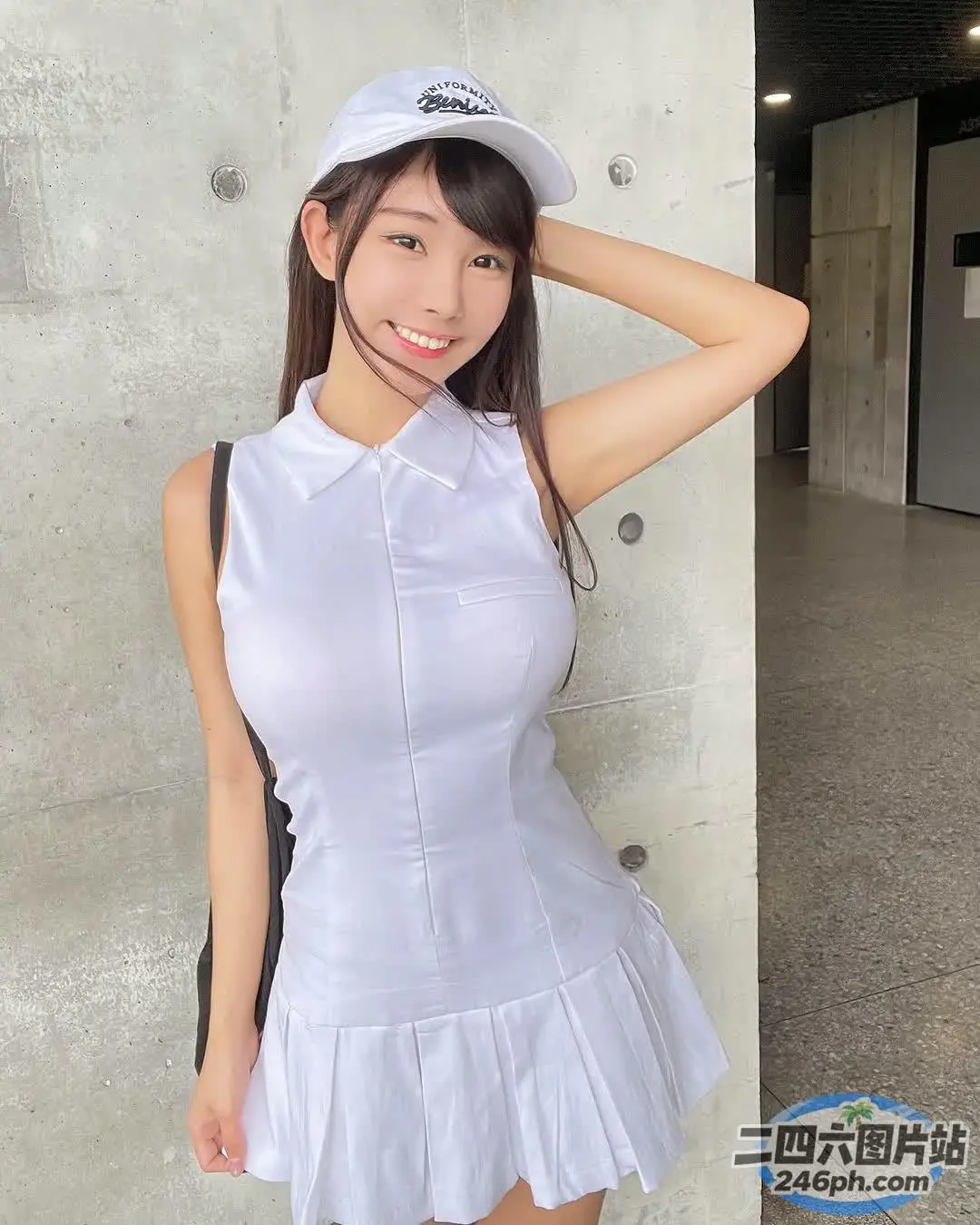 身穿白色连衣裙、戴着帽子的 arafed 亚洲女性合影