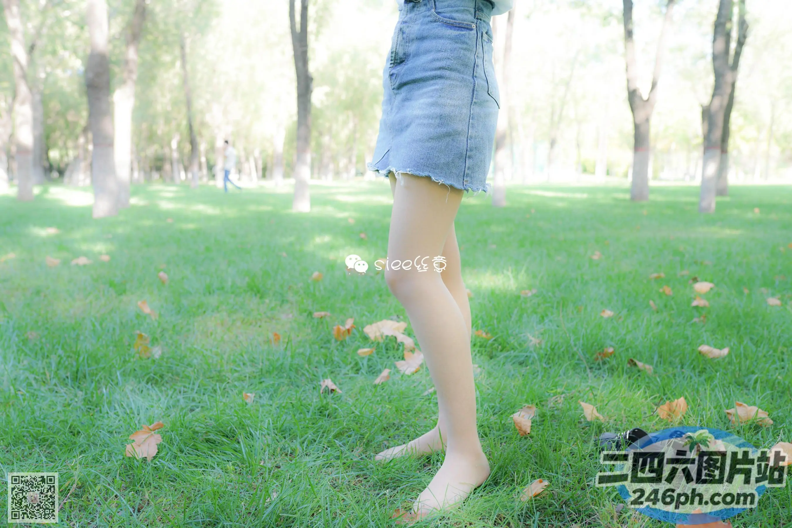 穿着牛仔裙和公园里的一双鞋子的 Araffed 腿