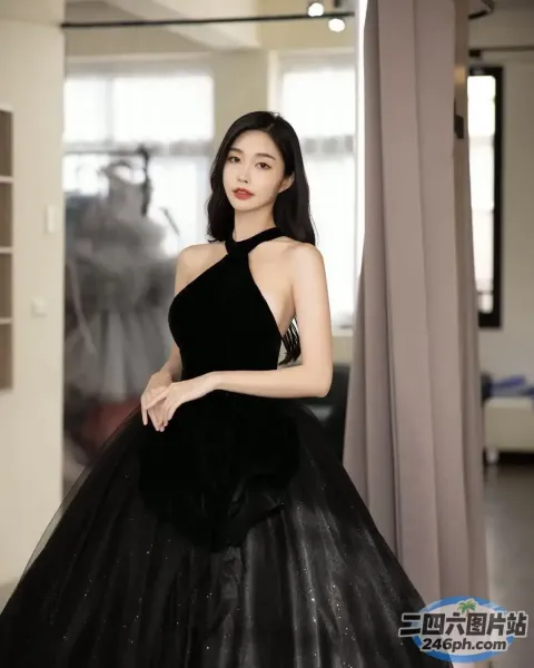 站在房间里的黑裙子的阿拉菲女人