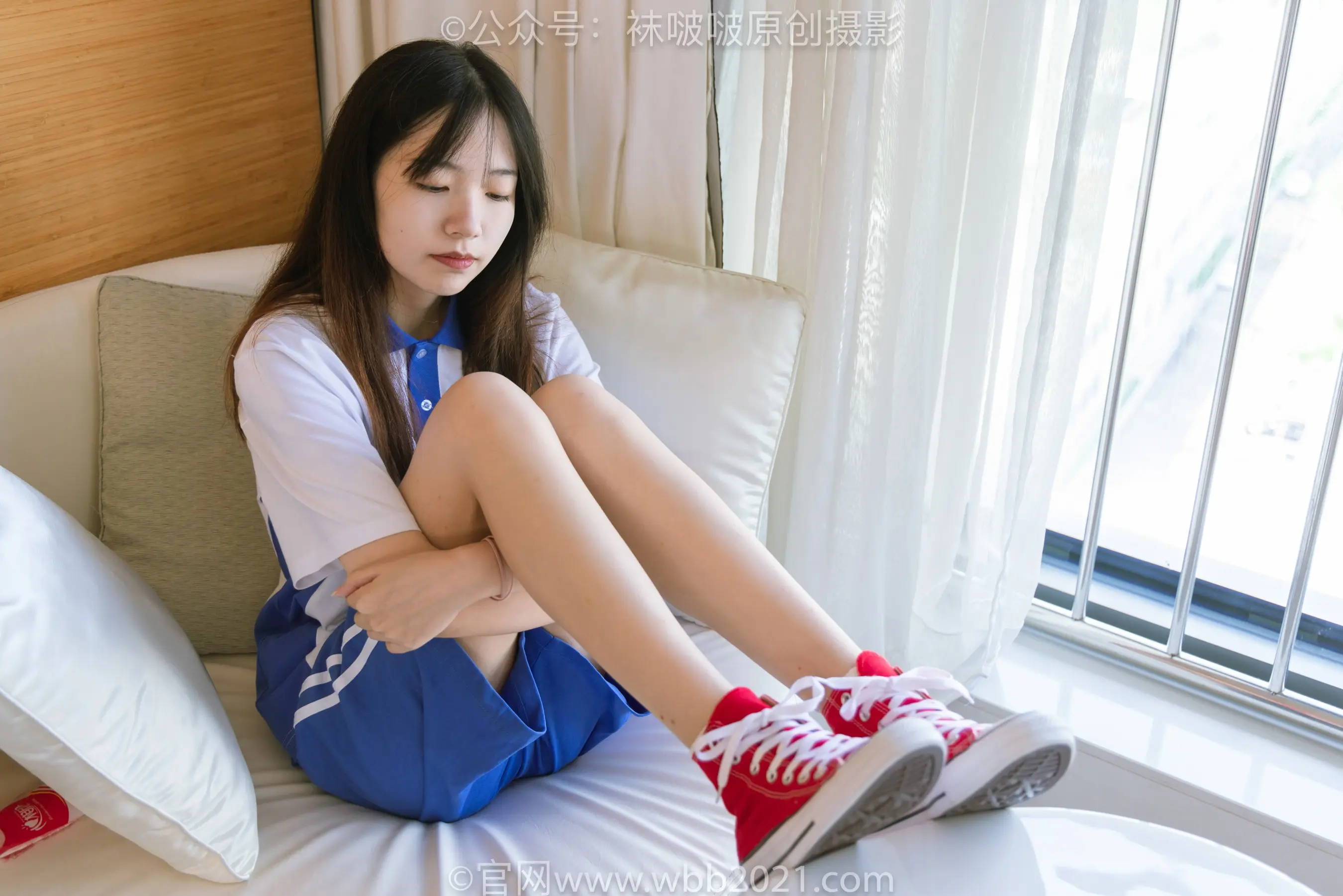 阿拉菲女孩双腿交叉坐在床上