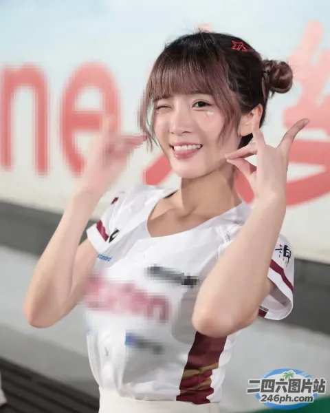 穿着白衬衫和红白衬衫的 araffe 女人