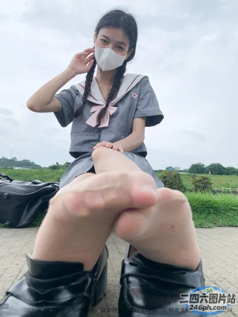 有一个女人坐在地上，双脚抬起