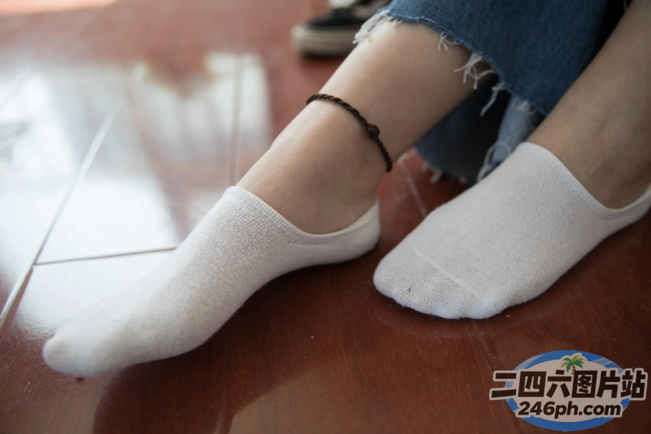 有人坐在地板上，双叉