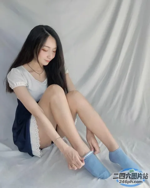 阿拉夫德女人坐在床上，双腿交叉
