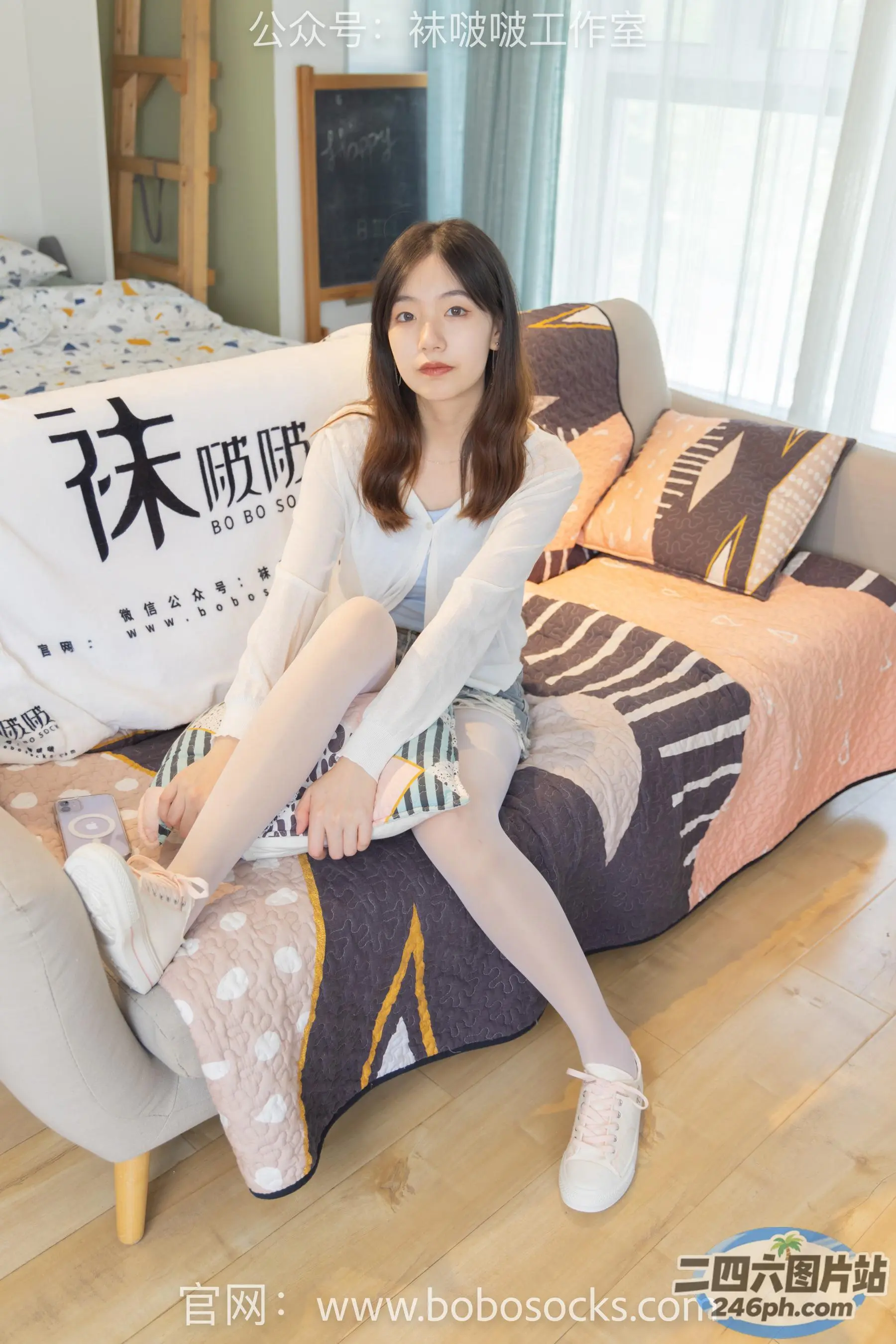 坐在沙发上，上面盖着毯子的阿拉夫德女人