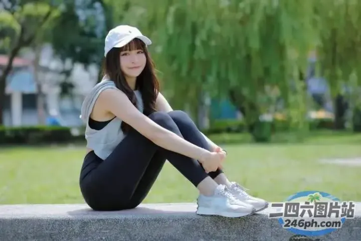 戴着帽子坐在公园长椅上的阿拉夫德女人