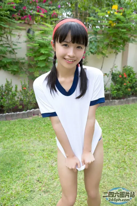 一个穿着白衬衫和蓝色短裤的女人的特写