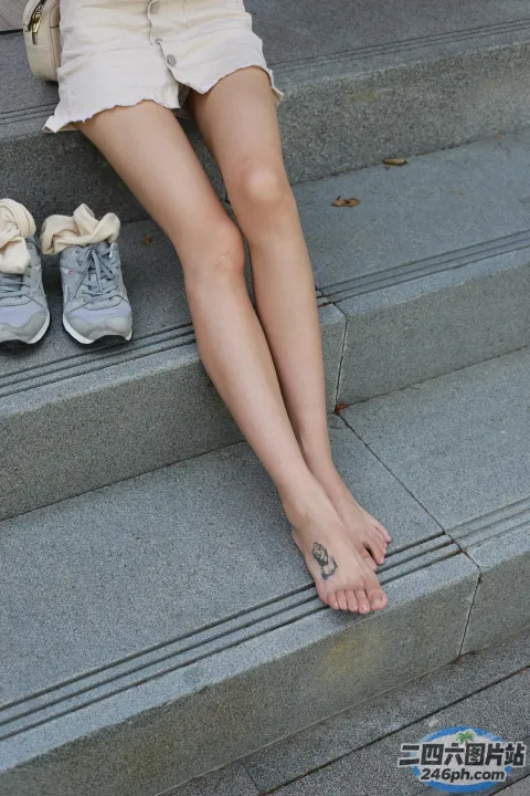台阶上坐着一个女人，双脚抬起