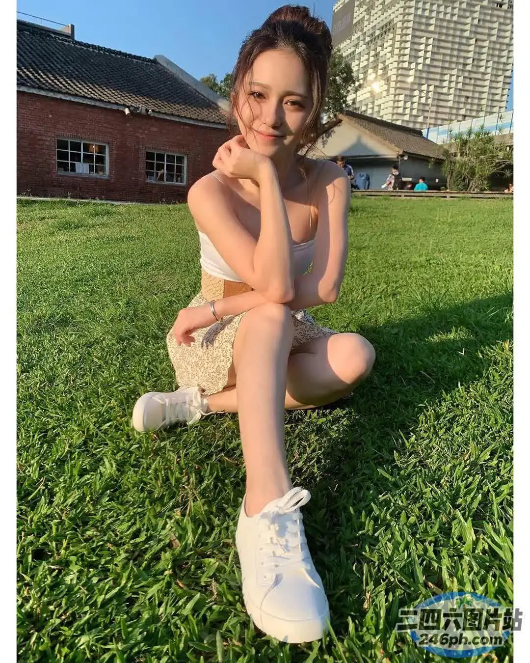 一个女人和一只泰迪熊坐在草地上