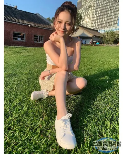 一个女人和一只泰迪熊坐在草地上