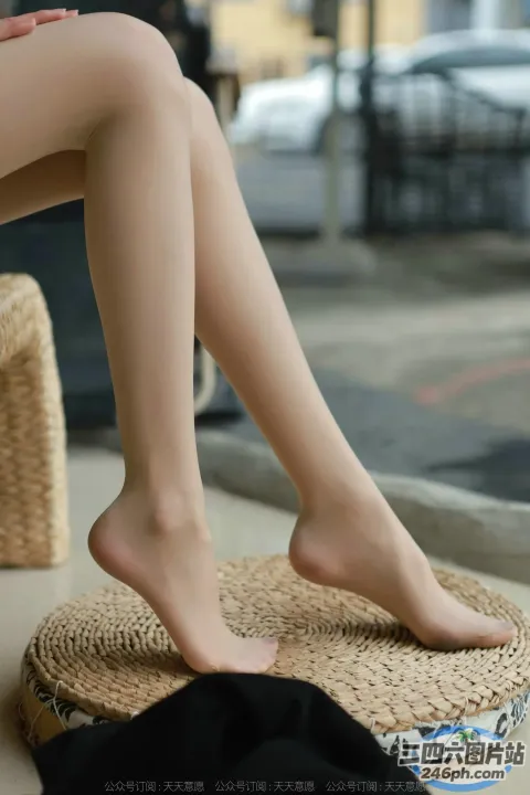 坐在柳条篮上的女人的锯齿状腿