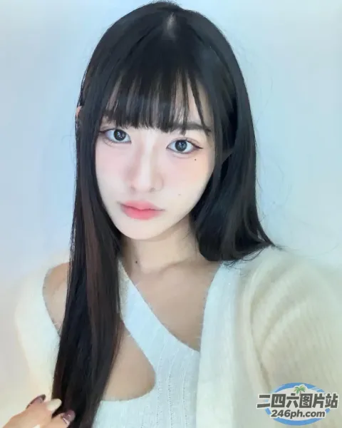 一位穿着白色毛衣的长发女性的特写