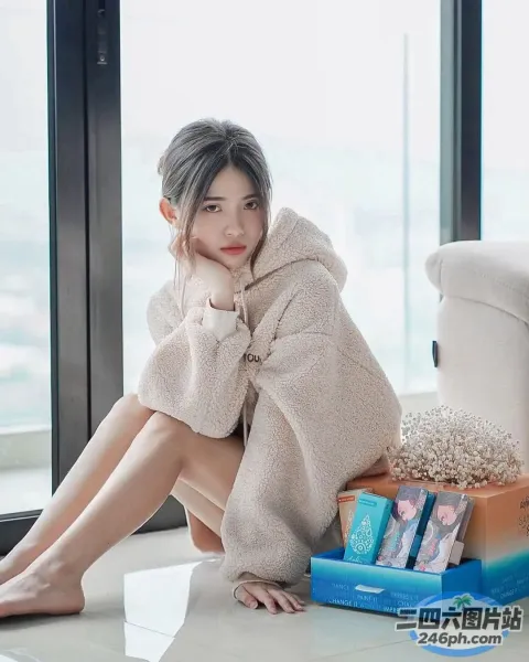 阿拉菲女人坐在地板上，手里拿着很多盒纸巾