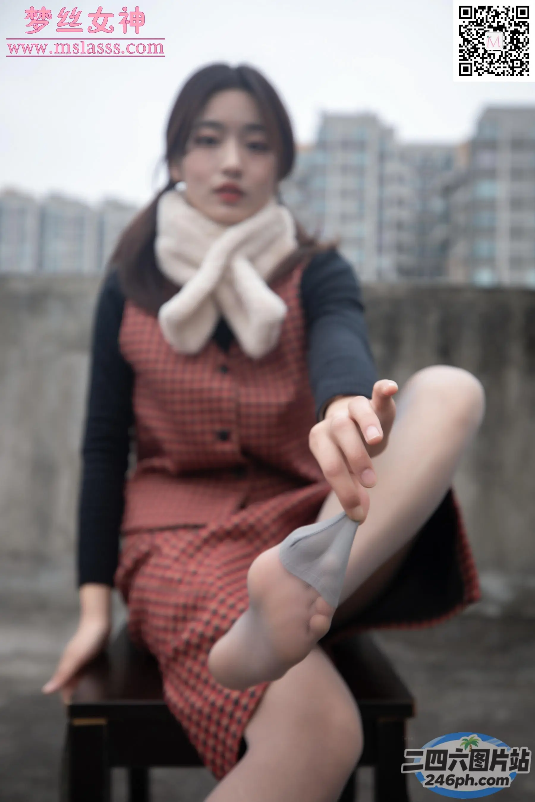 脖子上围着围巾坐在椅子上的阿拉夫德女人