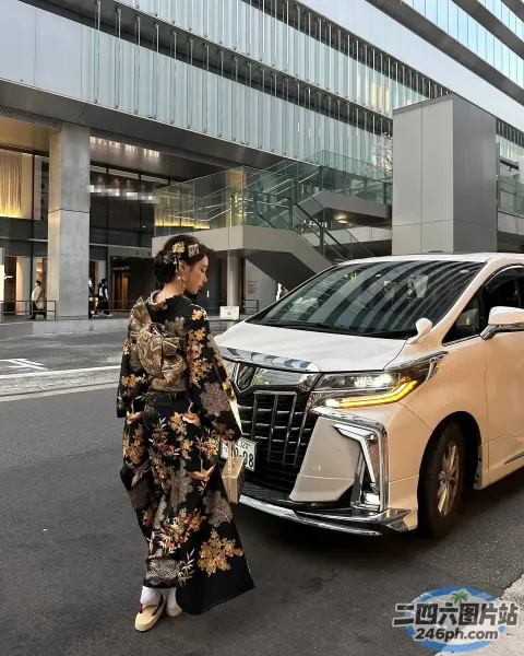 穿着和服的 Araffe 站在城市街道上的汽车旁边