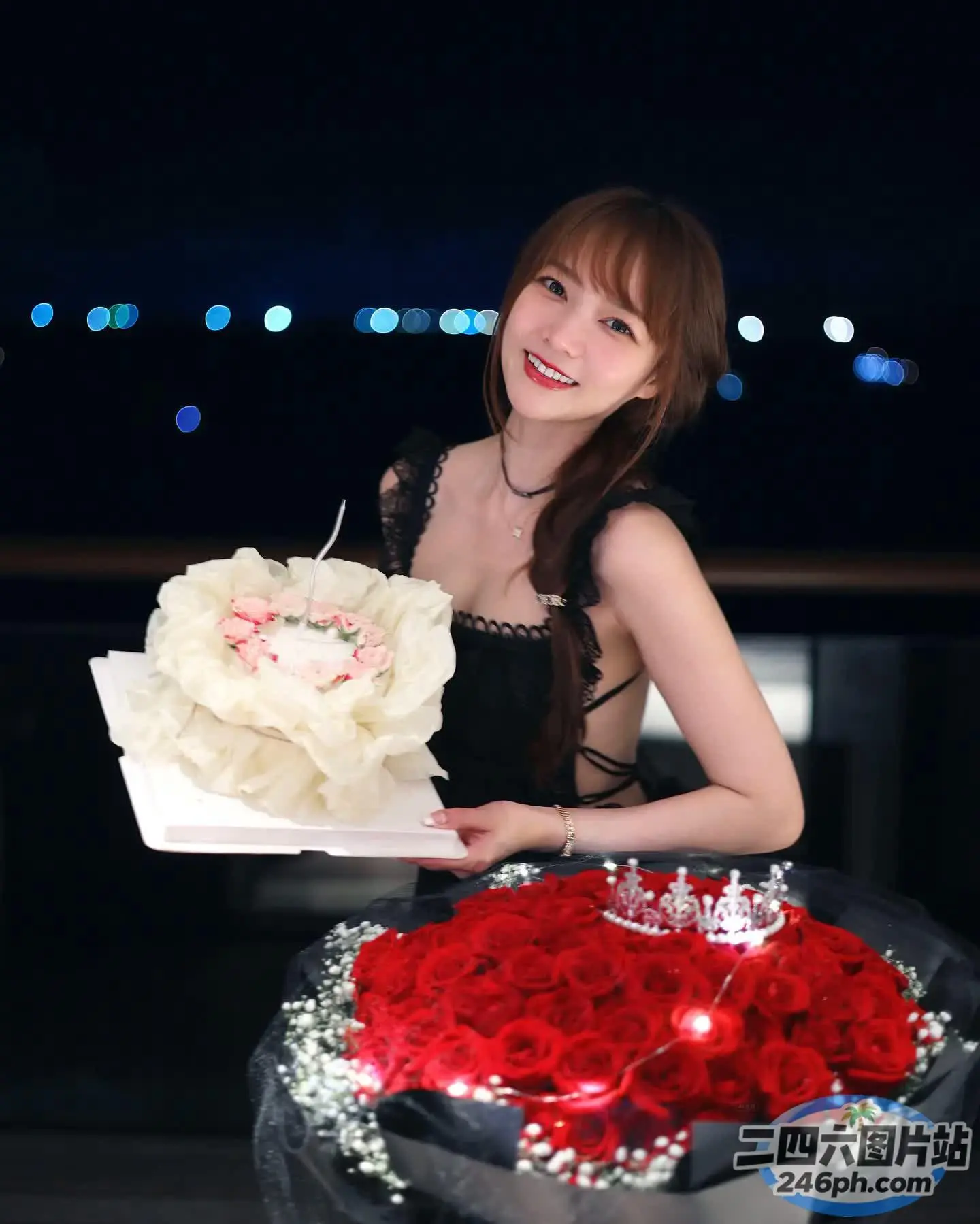 有一位女士手捧一束玫瑰花和蛋糕