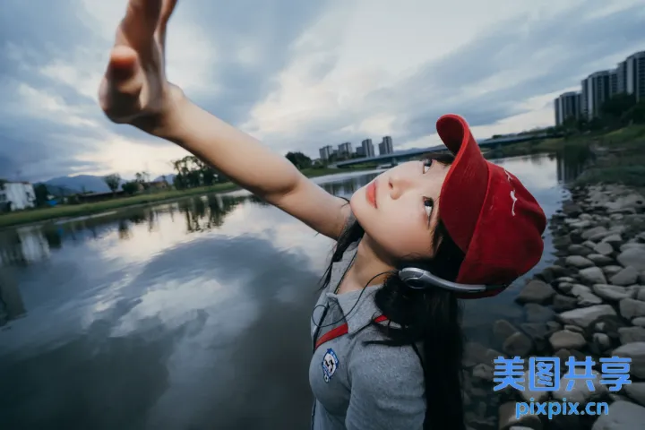 有个女人拿着手机自拍