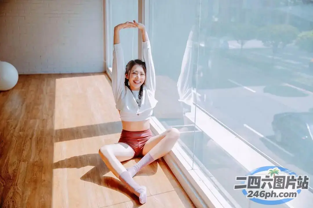 坐在窗前地板上的 arafed 女人