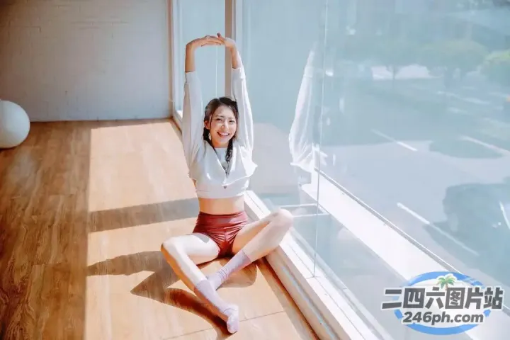 坐在窗前地板上的 arafed 女人