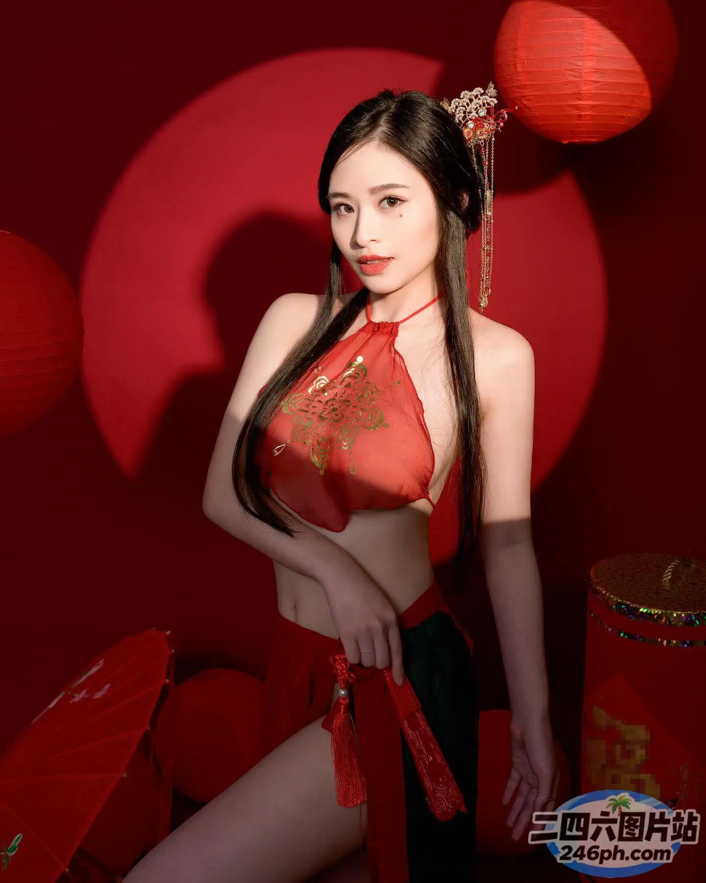 身穿红色连衣裙的 arafed 亚洲女子合影