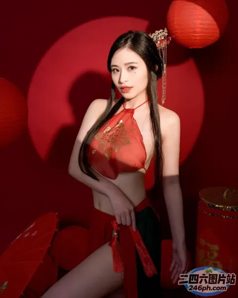 身穿红色连衣裙的 arafed 亚洲女子合影