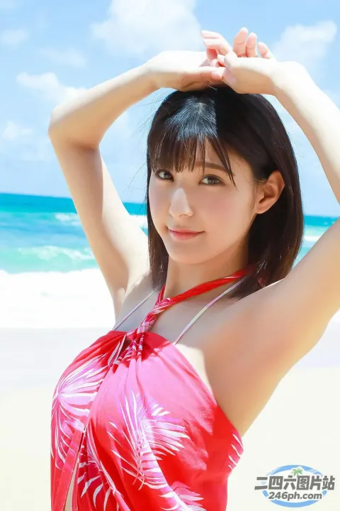 海滩上穿着红色连衣裙的女人的特写