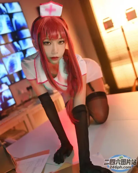 红头发戴白帽子的动漫角色扮演女孩