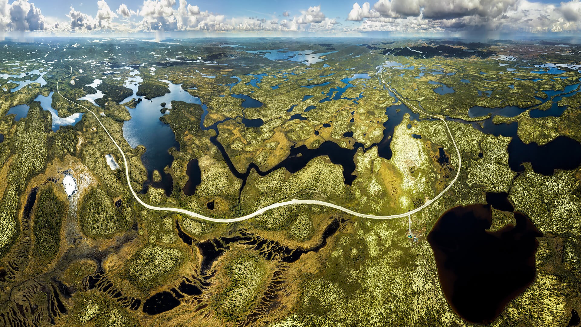 绿色景观中的河流和道路的鸟瞰图