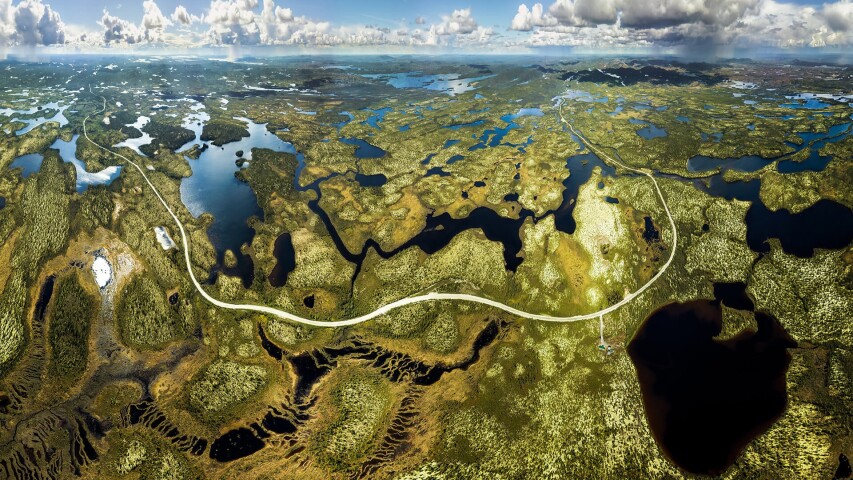绿色景观中的河流和道路的鸟瞰图
