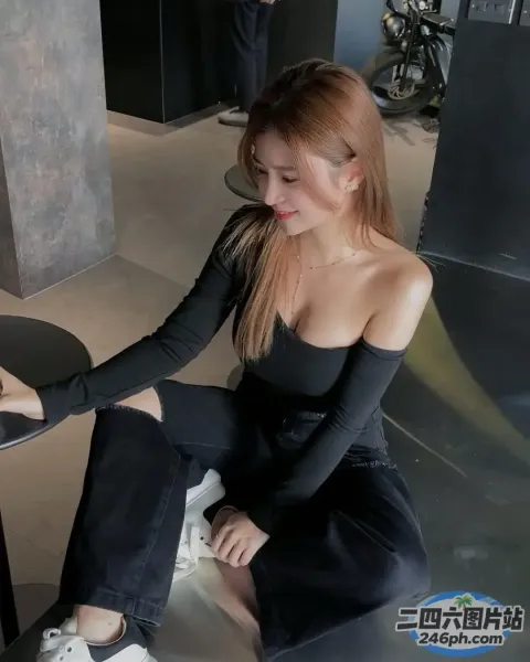 一个人拿着笔记本电脑坐在凳子上的特写