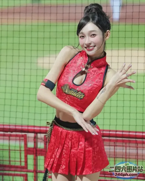身穿红色连衣裙的 Araffe 女子合影留念