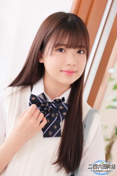 身穿白衬衫、系蓝色领结的亚洲女性