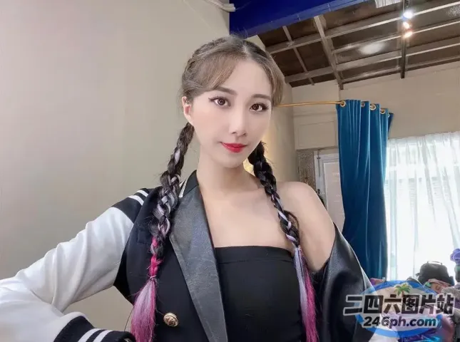 有一位留着长辫子的女人摆姿势拍照