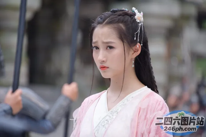 身穿粉色连衣裙、手里拿着剑的阿拉菲德女人