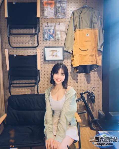 房间里的椅子上坐着一个女人