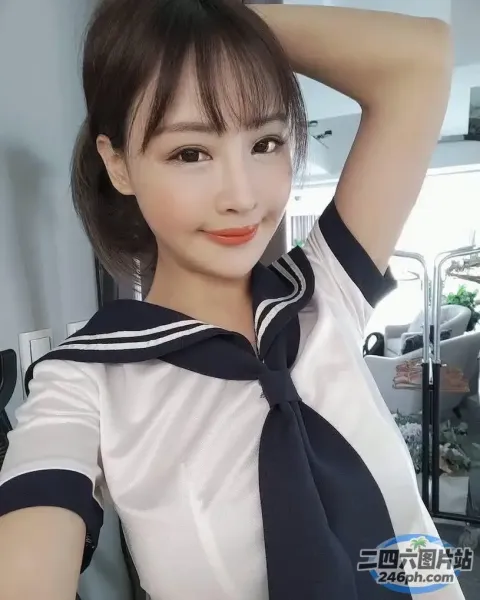有一位身穿水手服的女子摆姿势拍照